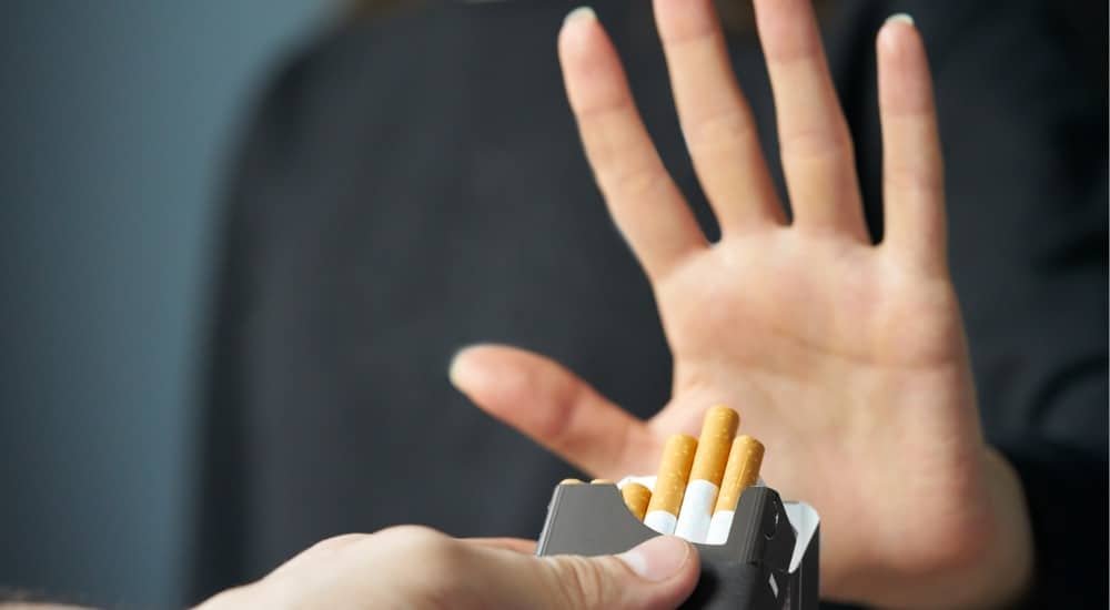 Arrêter de fumer concept. La main refuse l’offre de cigarette