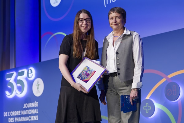 Manon Auffret, lauréate du Prix de l'Ordre 2023 et Carine Wolf-Thal, présidente du Conseil national de l'Ordre des pharmaciens