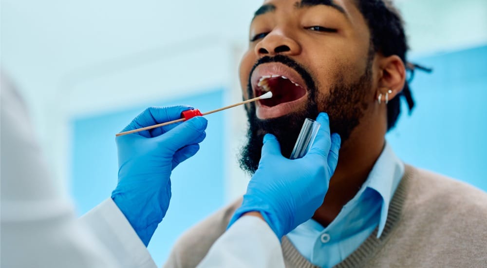 Homme lors d’un examen de la gorge chez le médecin