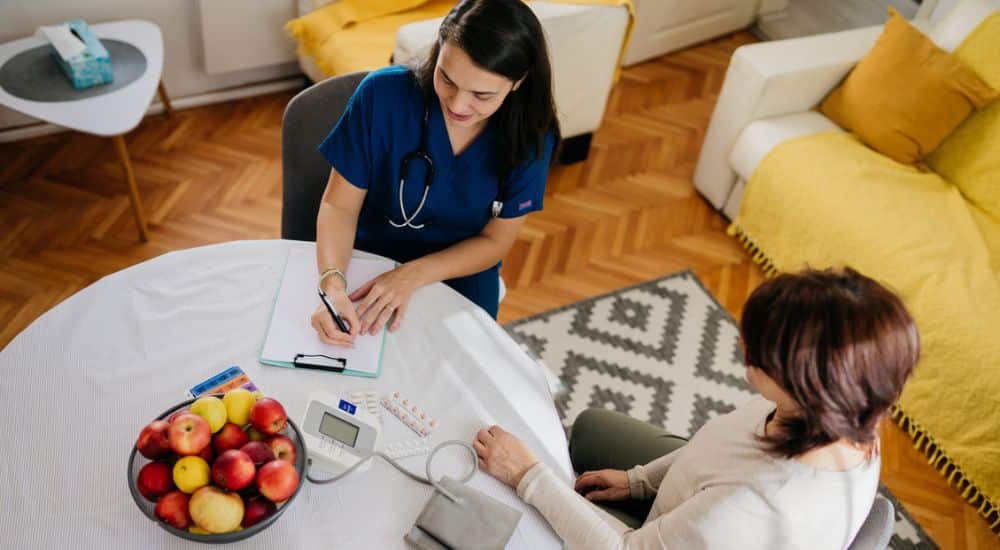 Infirmière réalisant une prescription médicale.