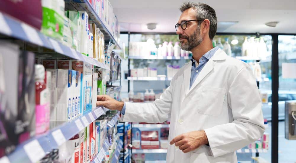 Pharmacien dans un rayon, rappel médicament, rappel Diclofénac Gel