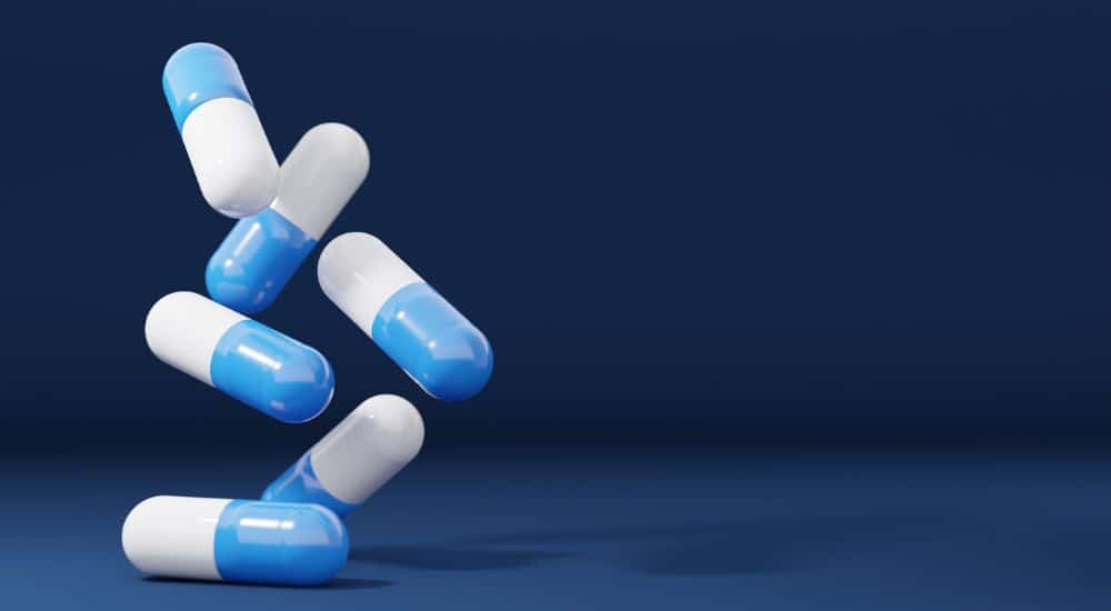 Gellules blanches et bleues. Prescription antibiotiques pharmaciens