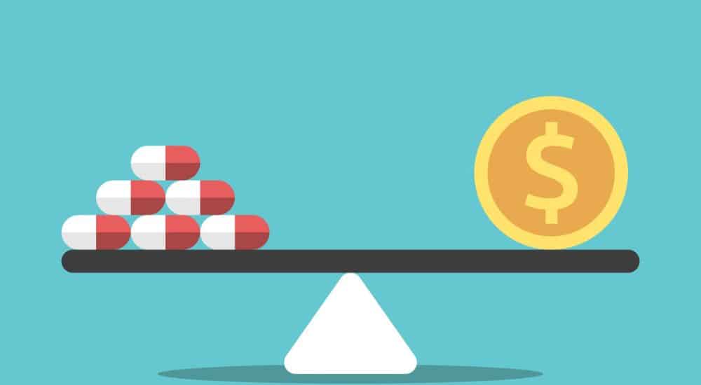 Pilules, argent sur une balance