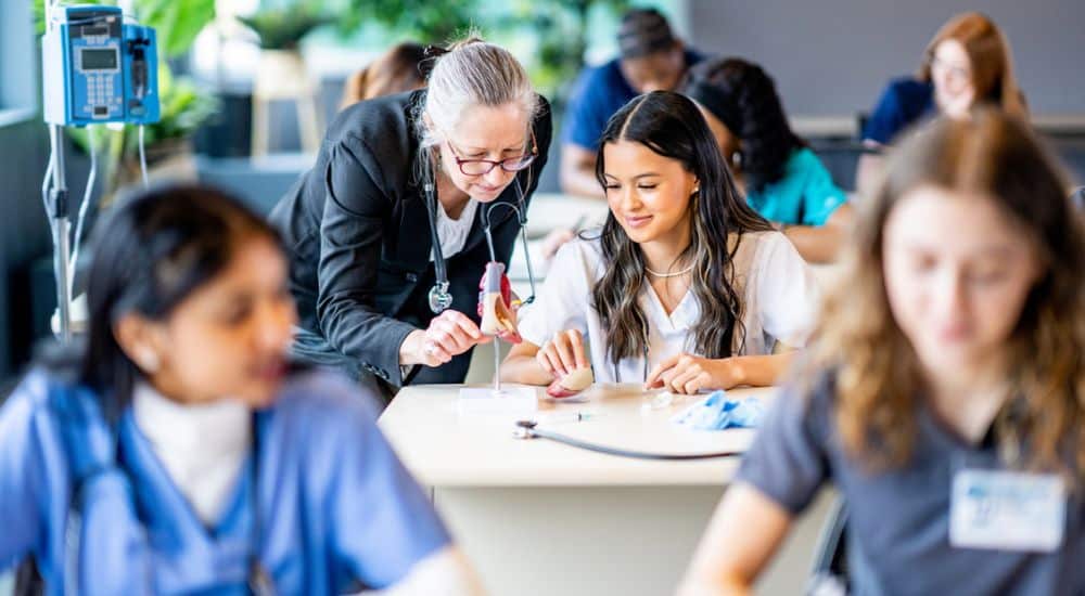 Etudiants en santé et leur professeur, nouvelle loi santé