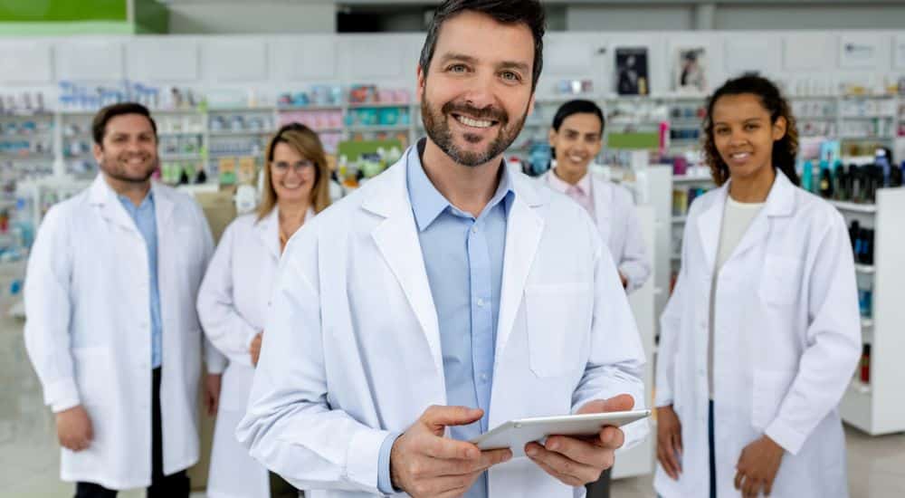 Groupe de plusieurs pharmaciens au sein d'une officine