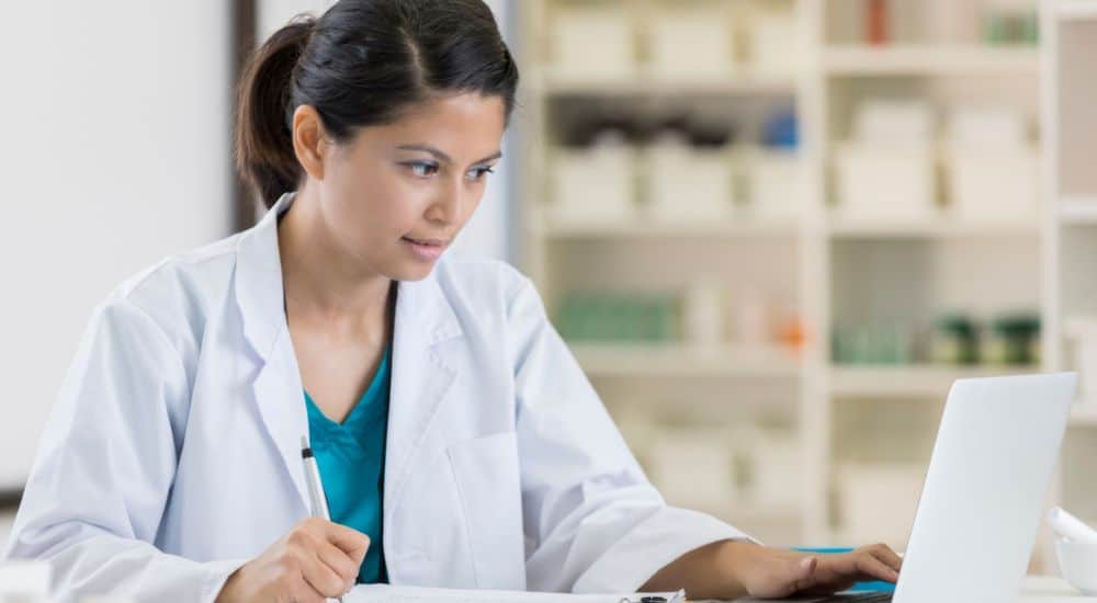 Étudiante en pharmacie devant un ordinateur, réforme des études de pharmacie